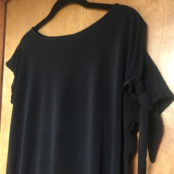 Open shoulder knot, Black blouse - Picture 3 of 3